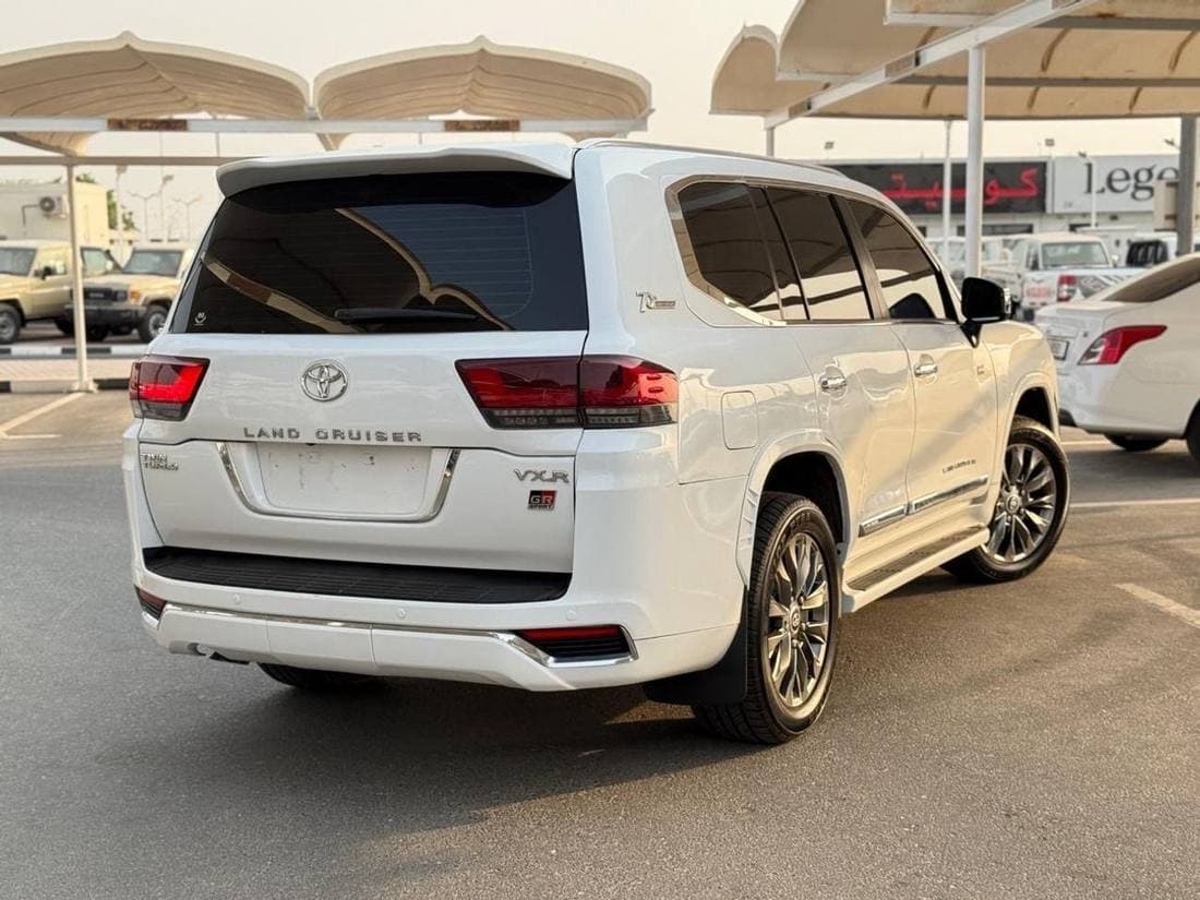 2017 Toyota Land Cruiser GXR thumbnail 4