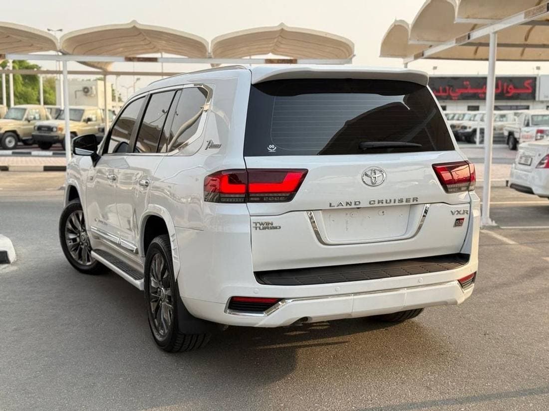 2017 Toyota Land Cruiser GXR thumbnail 3
