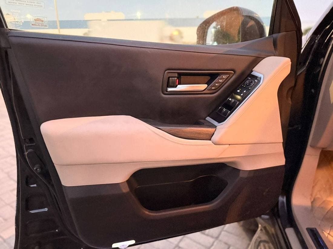 2018 Toyota Land Cruiser GXR thumbnail 7