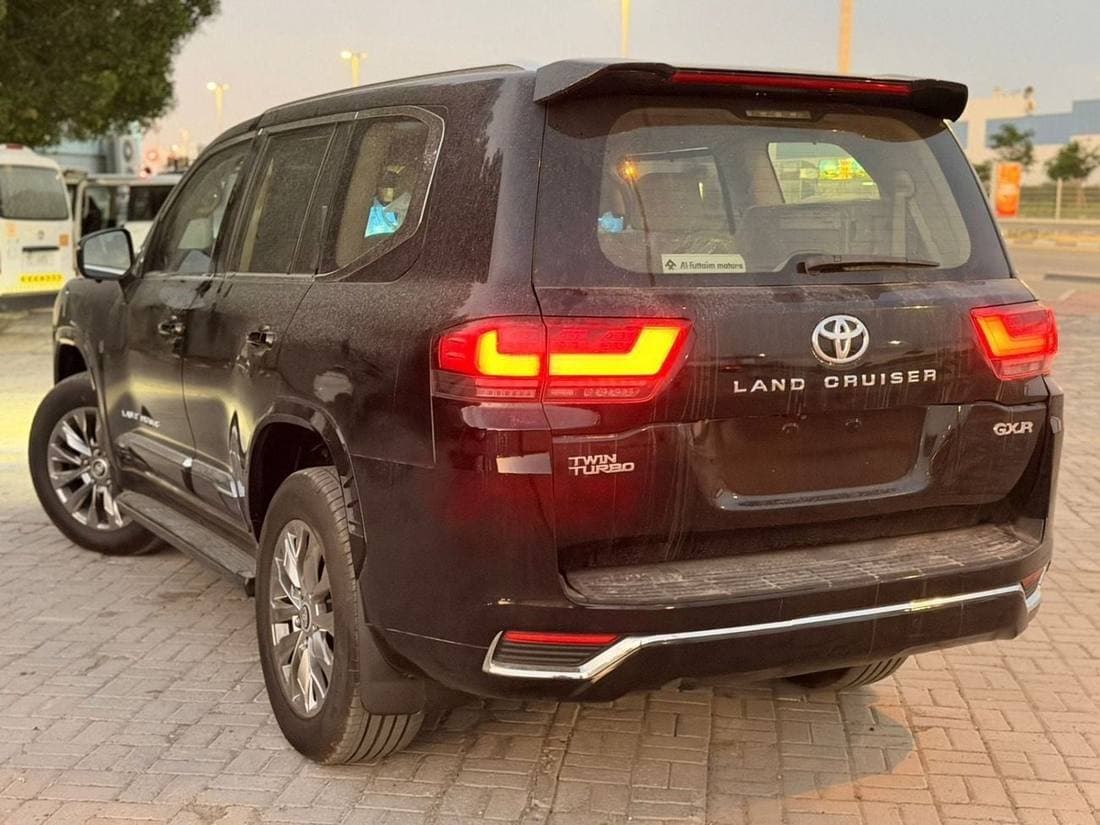 2018 Toyota Land Cruiser GXR thumbnail 3