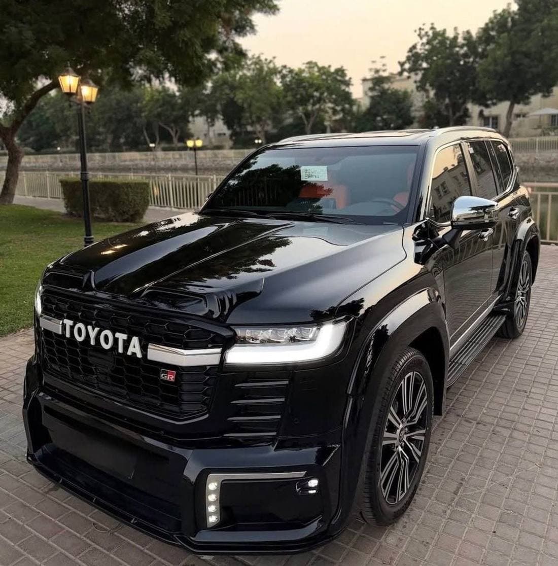2025 Toyota Land Cruiser VXR thumbnail 2
