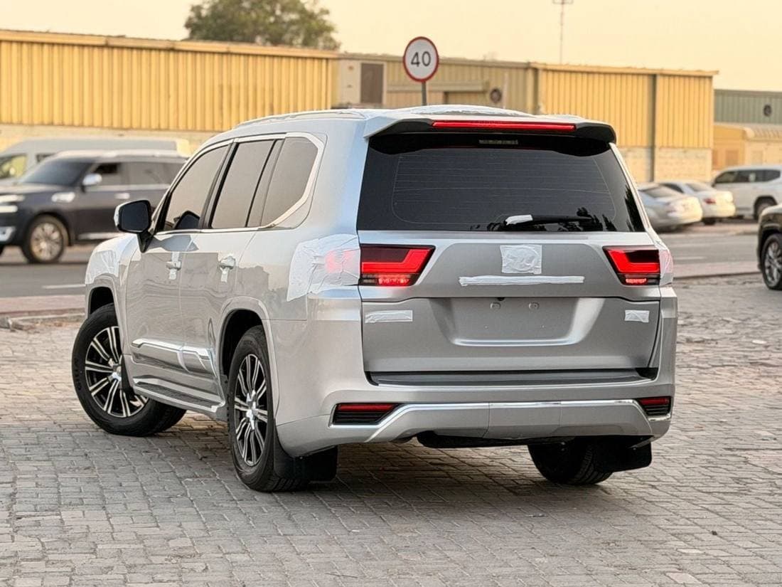 2018 Toyota Land Cruiser GXR thumbnail 5