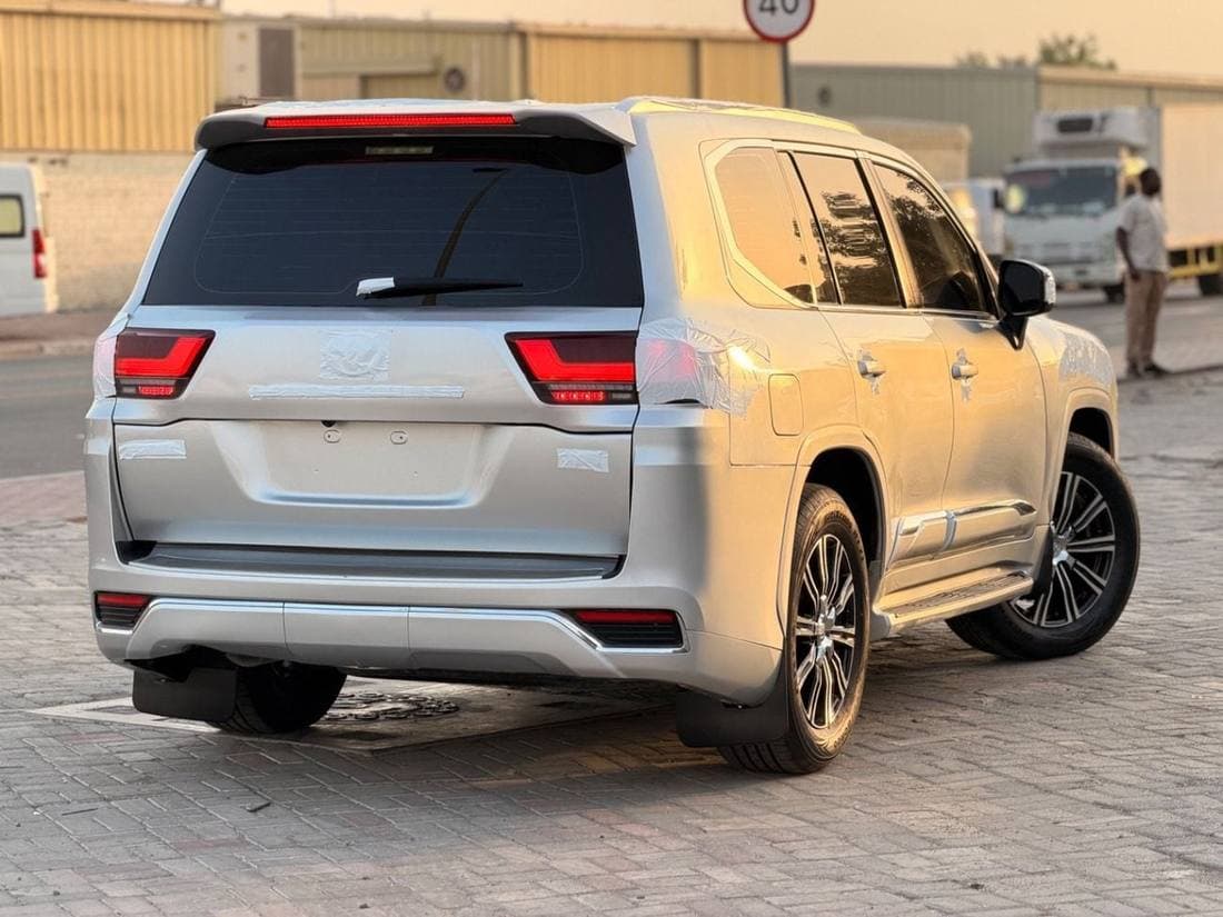 2018 Toyota Land Cruiser GXR thumbnail 6
