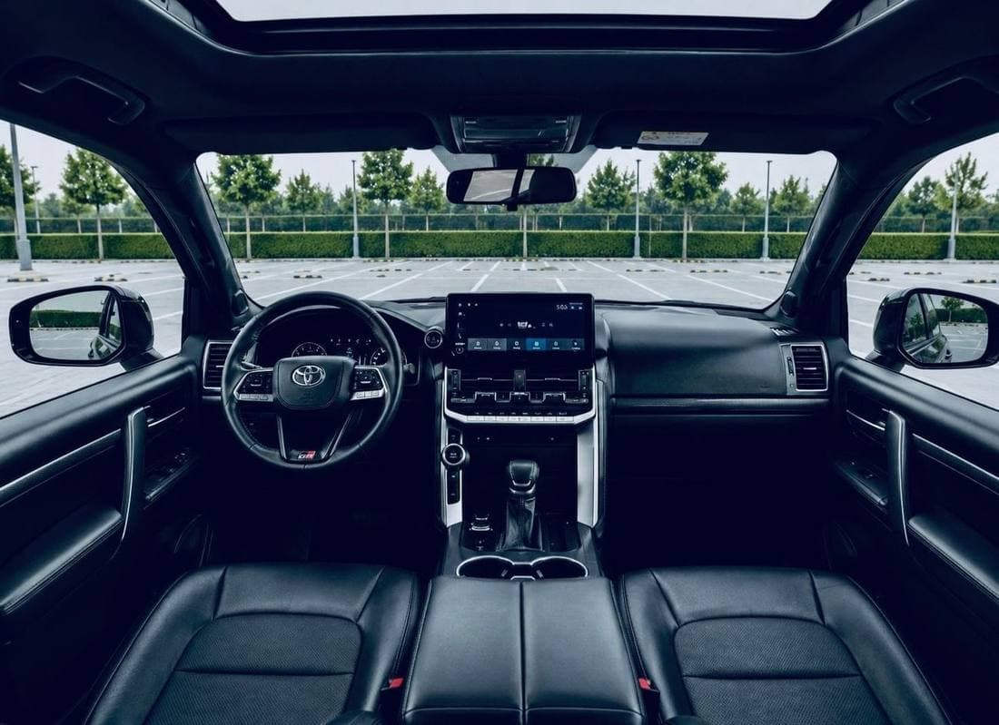 2017 Toyota Land Cruiser GXR thumbnail 8