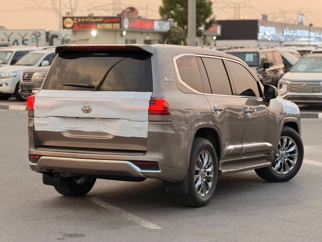 2018 Toyota Land Cruiser GXR thumbnail 4