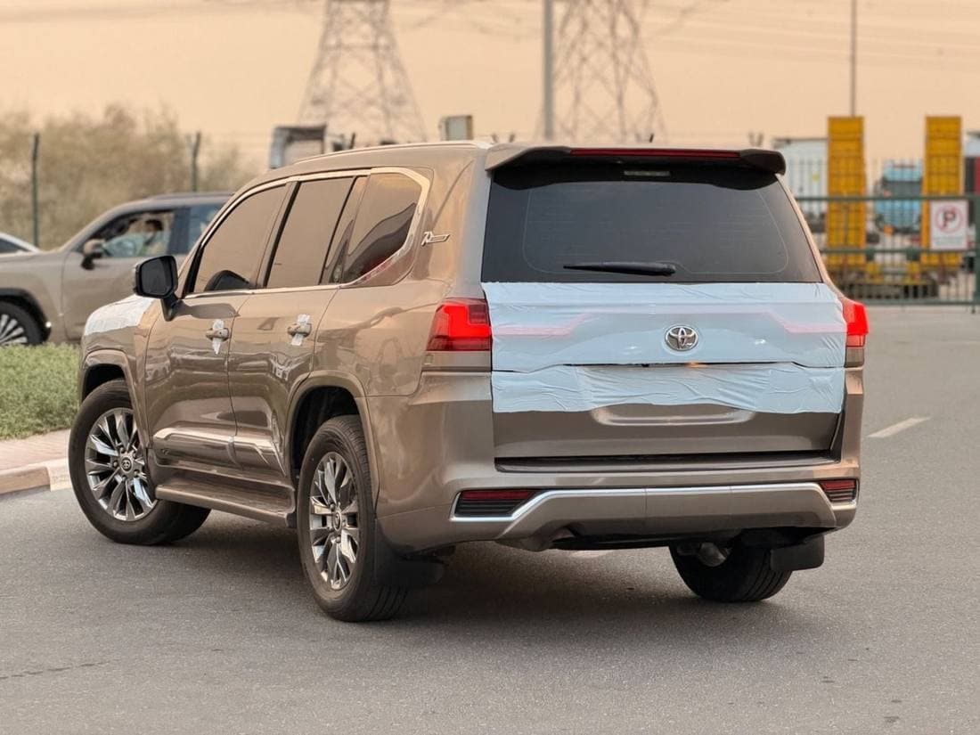 2018 Toyota Land Cruiser GXR thumbnail 3