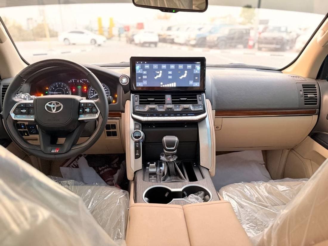2018 Toyota Land Cruiser GXR thumbnail 8