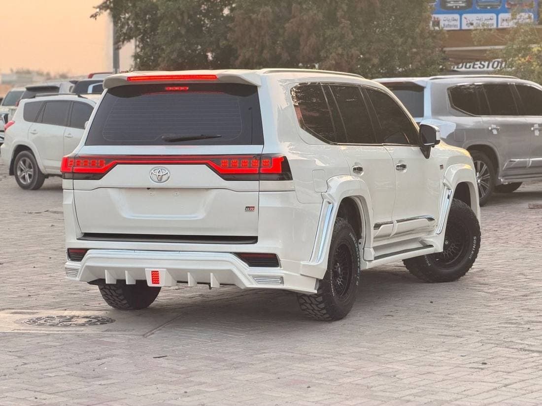 2017 Toyota Land Cruiser GXR thumbnail 6