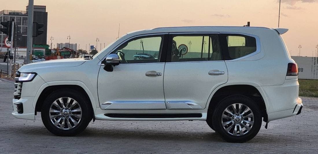2018 Toyota Land Cruiser GXR thumbnail 5