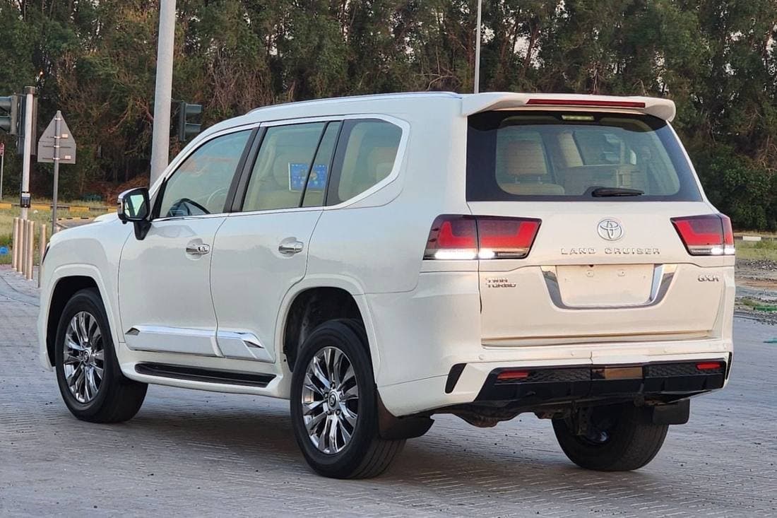 2018 Toyota Land Cruiser GXR thumbnail 3