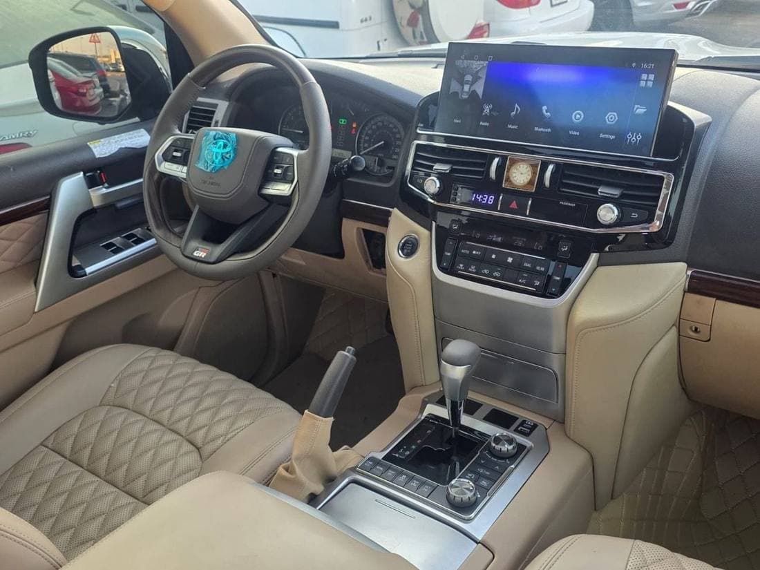 2017 Toyota Land Cruiser GXR thumbnail 6