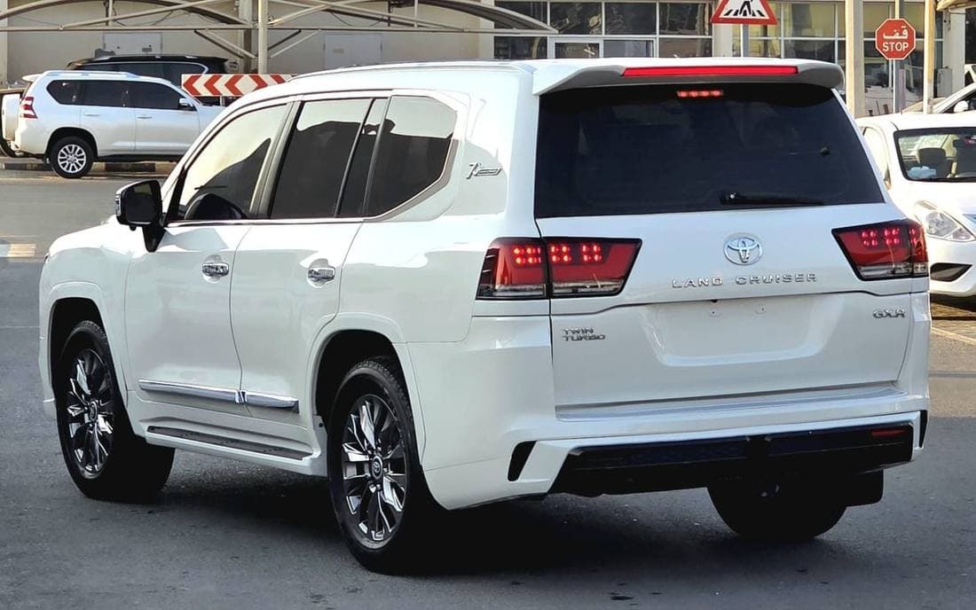 2017 Toyota Land Cruiser GXR thumbnail 3