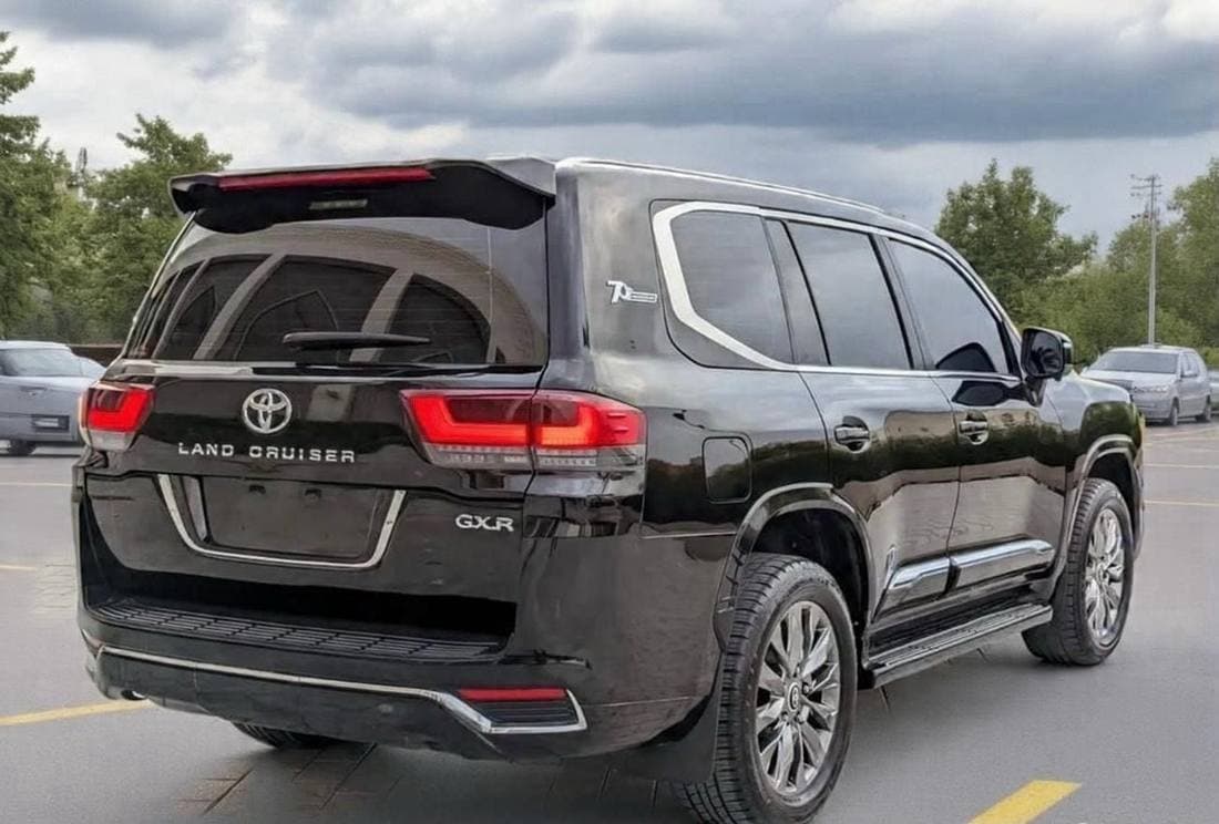2018 Toyota Land Cruiser GXR thumbnail 3