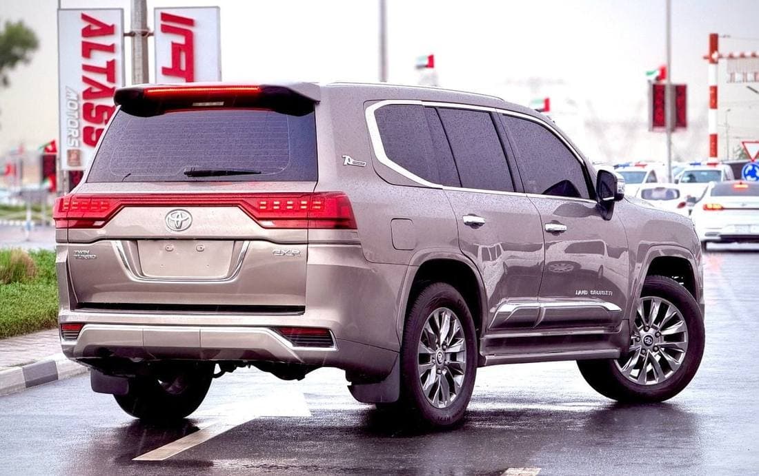 2017 Toyota Land Cruiser thumbnail 5