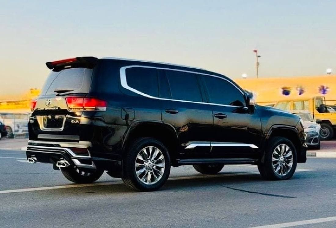 2018 Toyota Land Cruiser GXR thumbnail 3