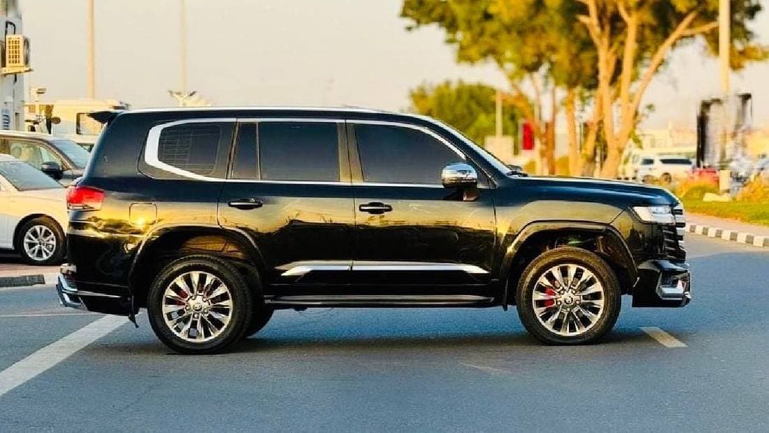 2018 Toyota Land Cruiser GXR thumbnail 5