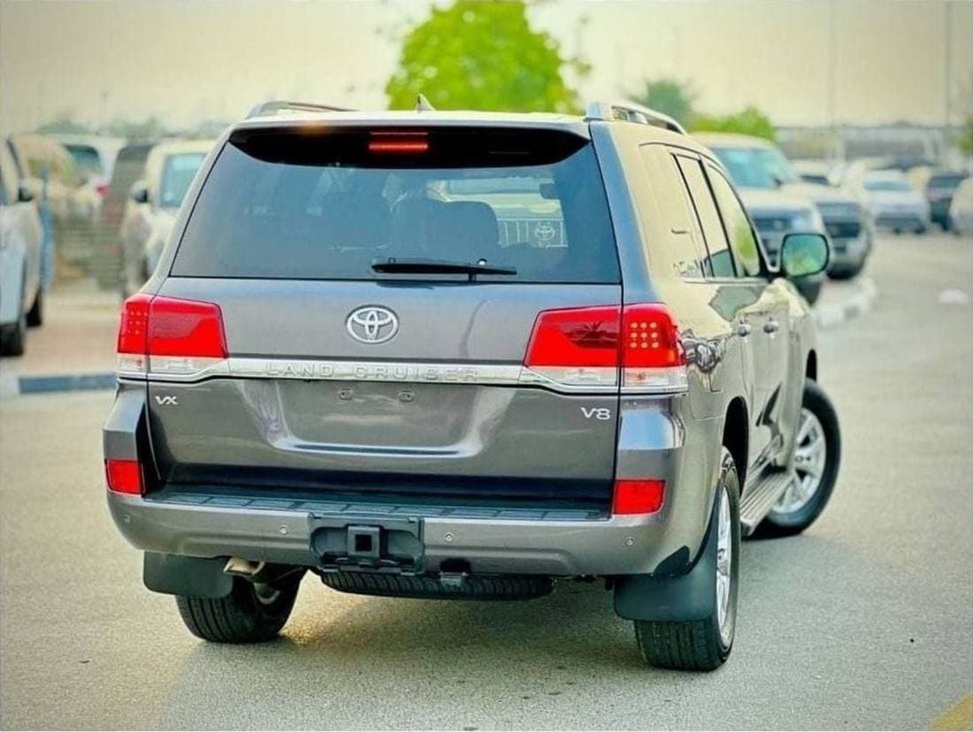 2018 Toyota Land Cruiser GXR thumbnail 3