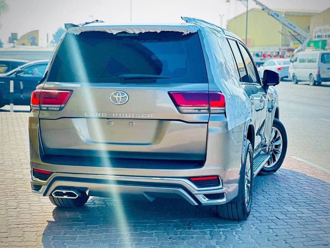 2018 Toyota Land Cruiser thumbnail 3