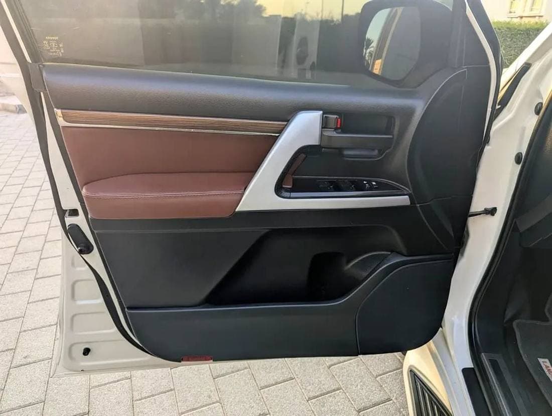 2018 Toyota Land Cruiser GXR thumbnail 5