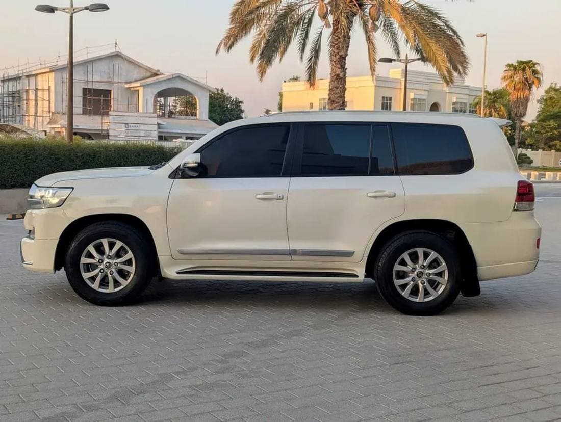 2018 Toyota Land Cruiser GXR thumbnail 8