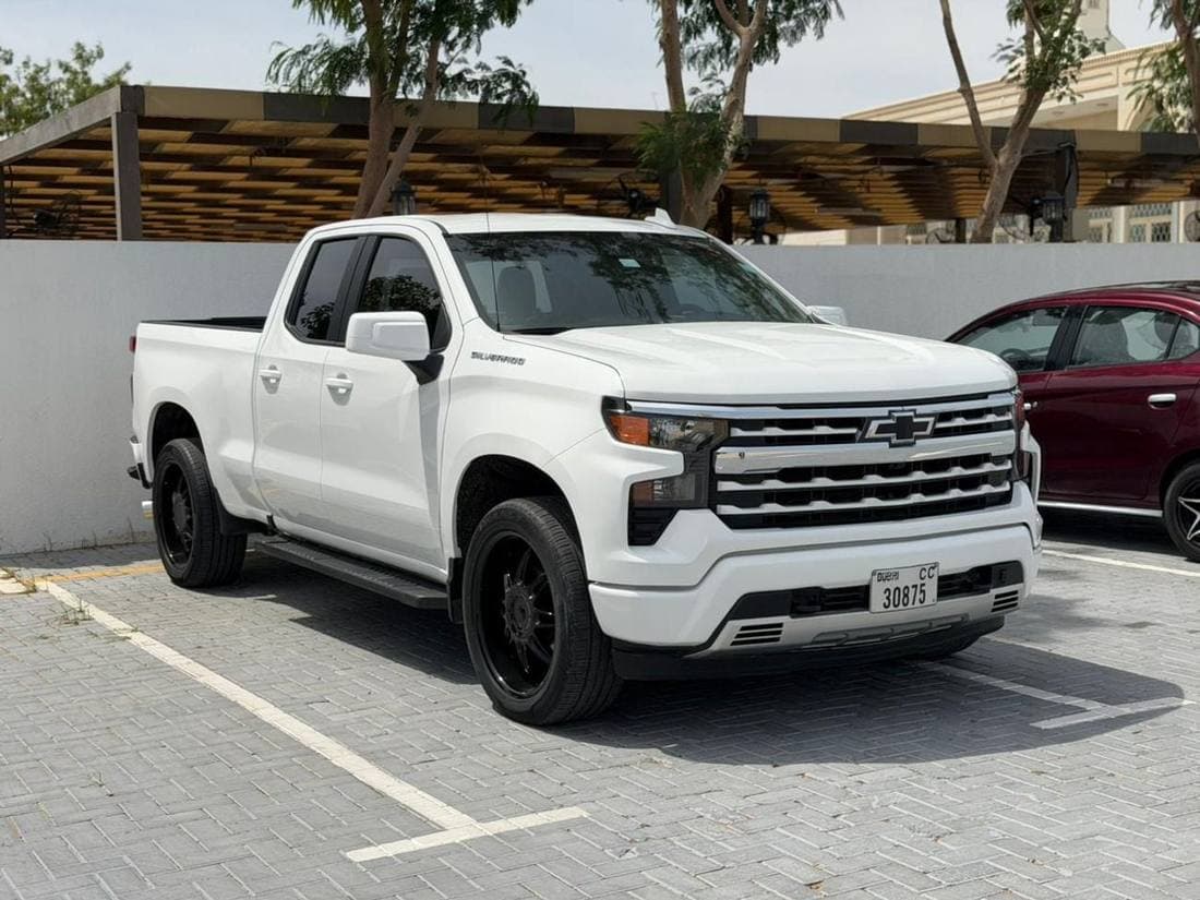 2024 Chevrolet Silverado thumbnail 2