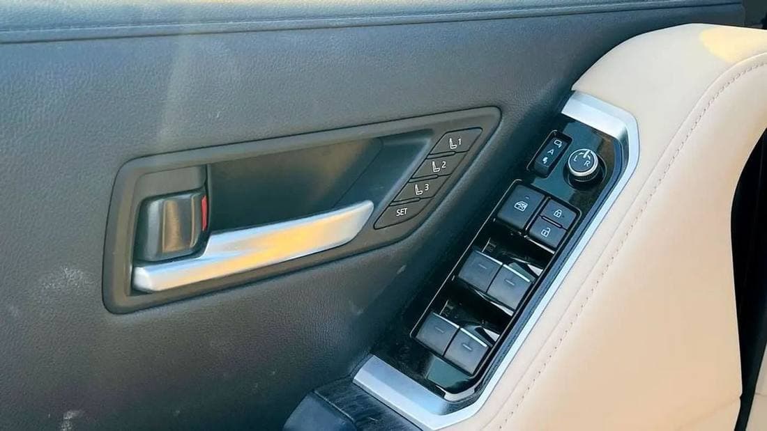 2026 Toyota Land Cruiser VXR thumbnail 6