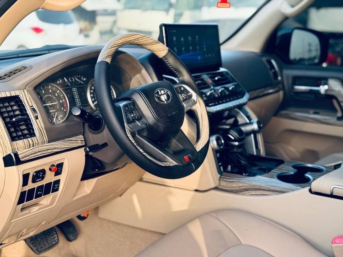 2017 Toyota Land Cruiser GXR thumbnail 5