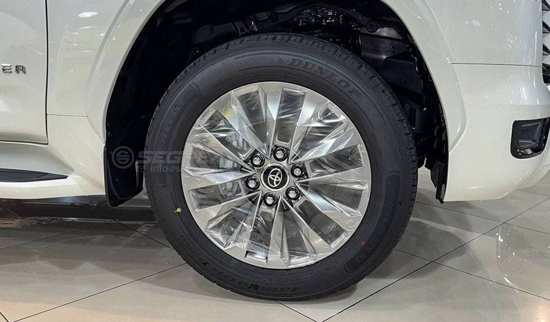 2026 Toyota Land Cruiser GXR thumbnail 7