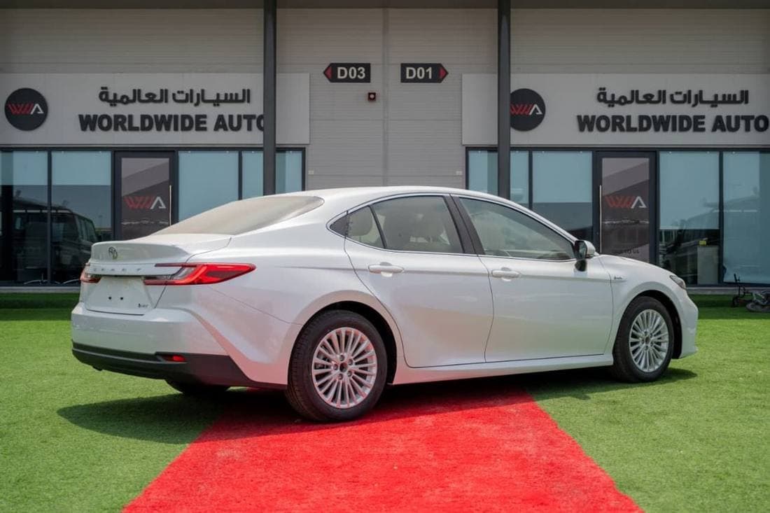 2025 Toyota Camry GLE HEV thumbnail 8