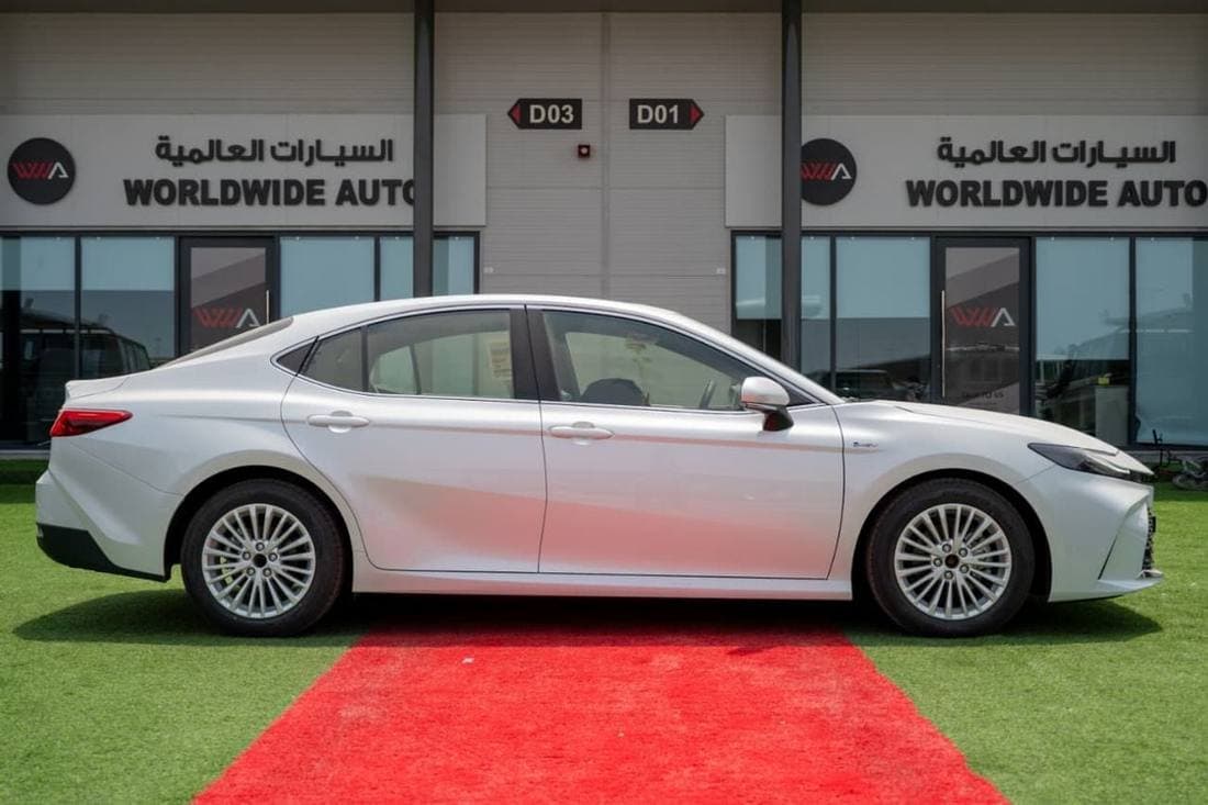 2025 Toyota Camry GLE HEV thumbnail 5