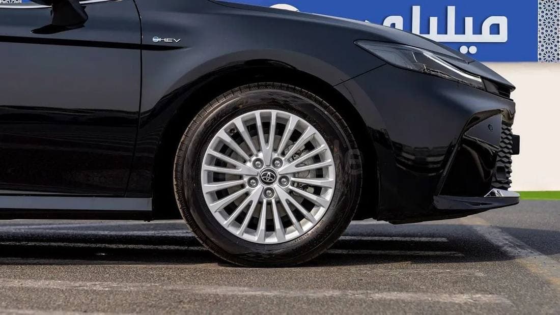2025 Toyota Camry LE thumbnail 5