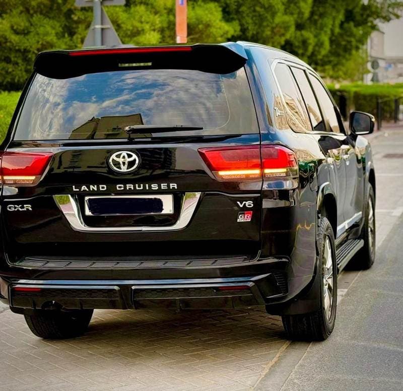 2017 Toyota Land Cruiser GXR thumbnail 3