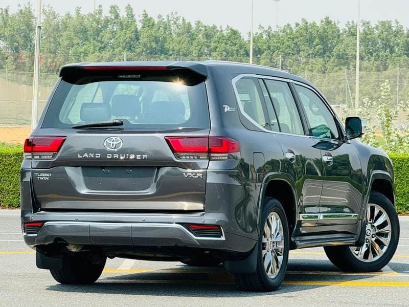 2018 Toyota Land Cruiser VXR thumbnail 3