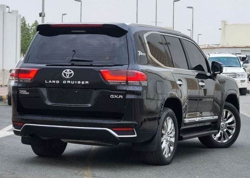 2018 Toyota Land Cruiser thumbnail 3