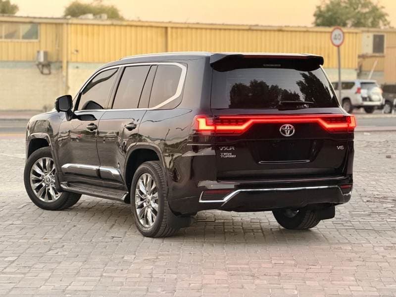 2017 Toyota Land Cruiser GXR thumbnail 4