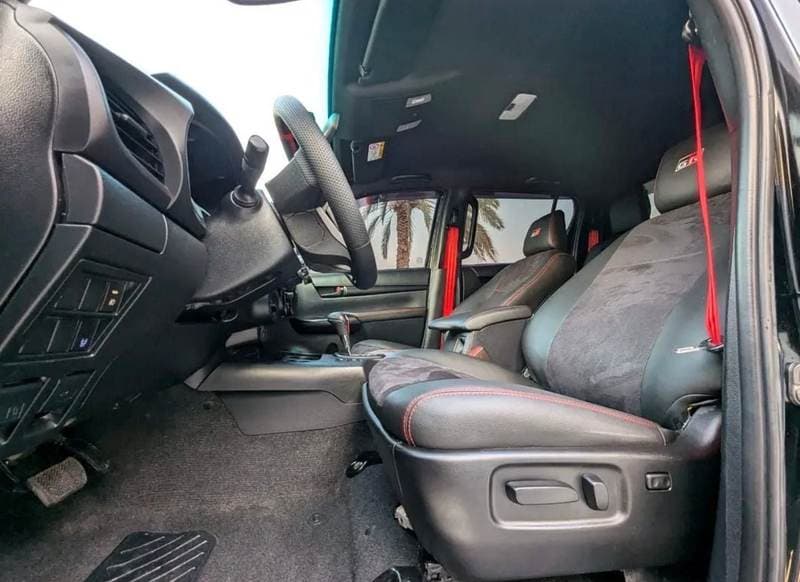 2021 Toyota Hilux thumbnail 3