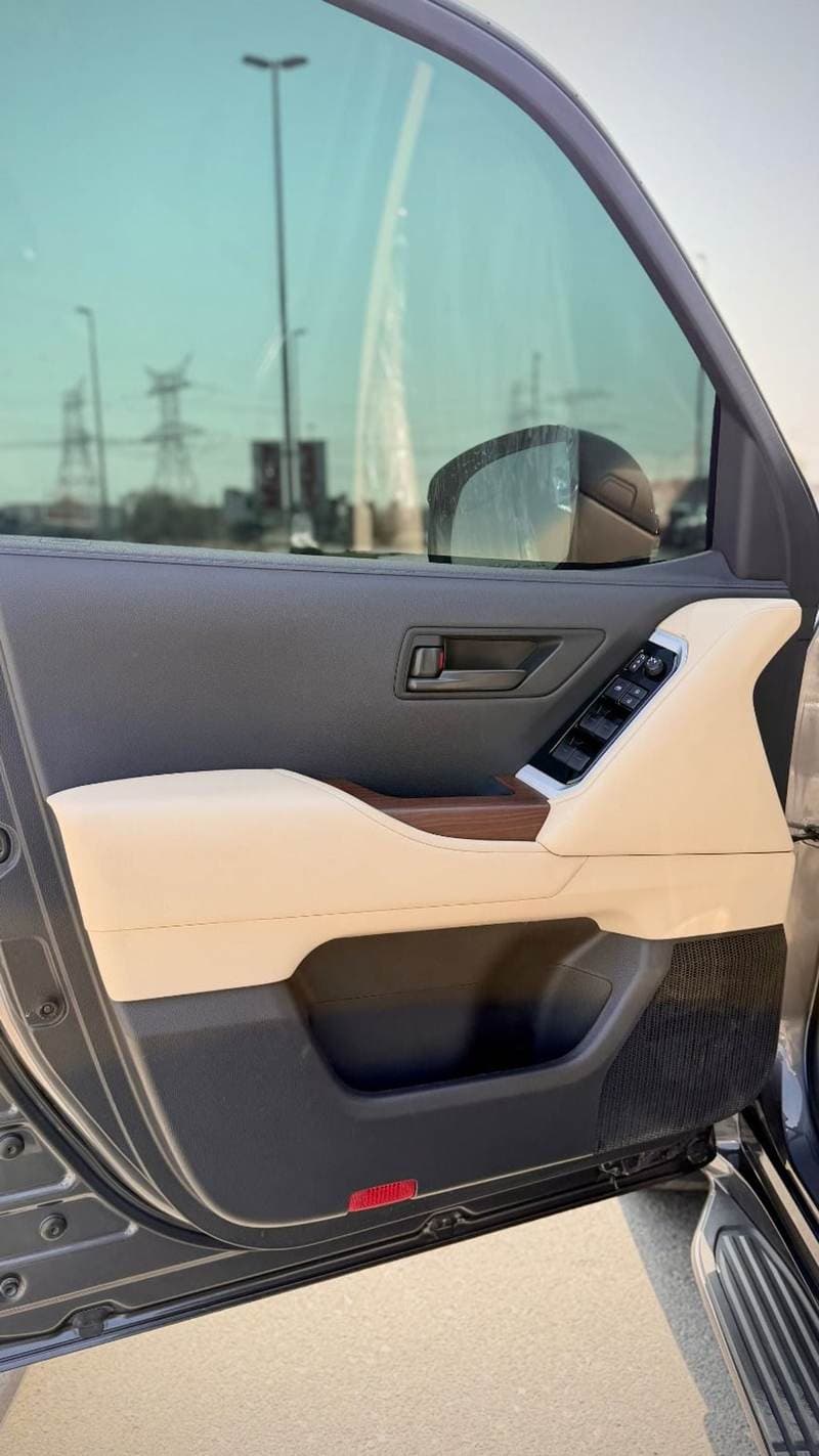 2022 Toyota Land Cruiser GXR thumbnail 8