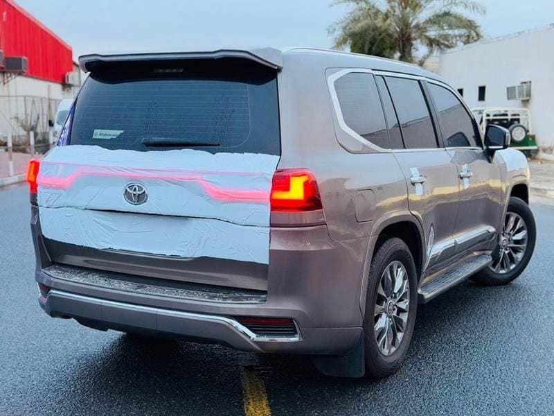 2019 Toyota Land Cruiser GXR thumbnail 3