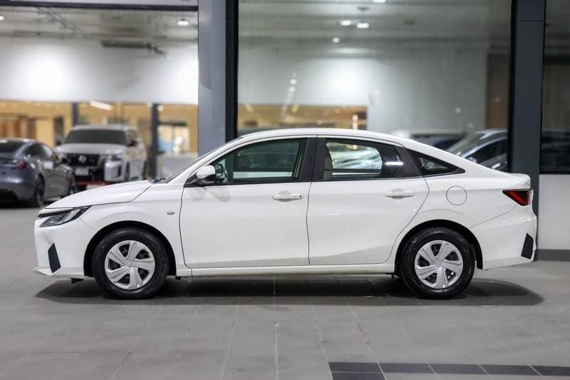 2024 Toyota Yaris E thumbnail 4