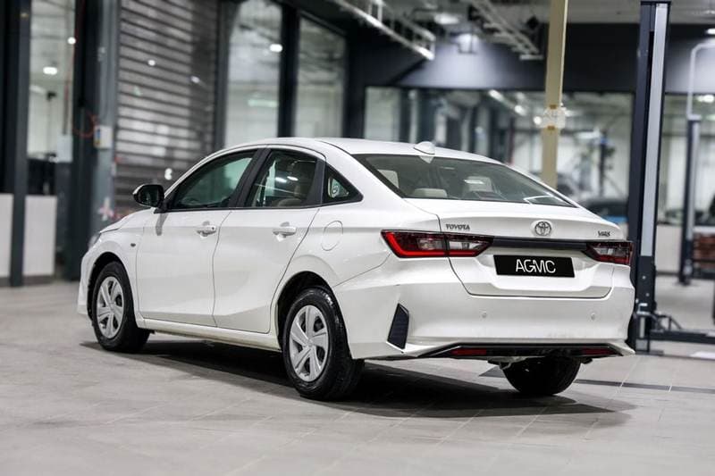 2024 Toyota Yaris E thumbnail 5