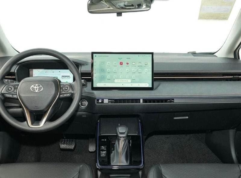 2026 Toyota Corolla XLI HEV thumbnail 3