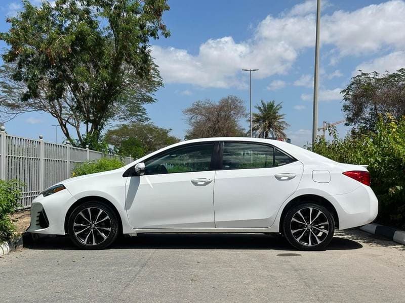 2017 Toyota Corolla thumbnail 5