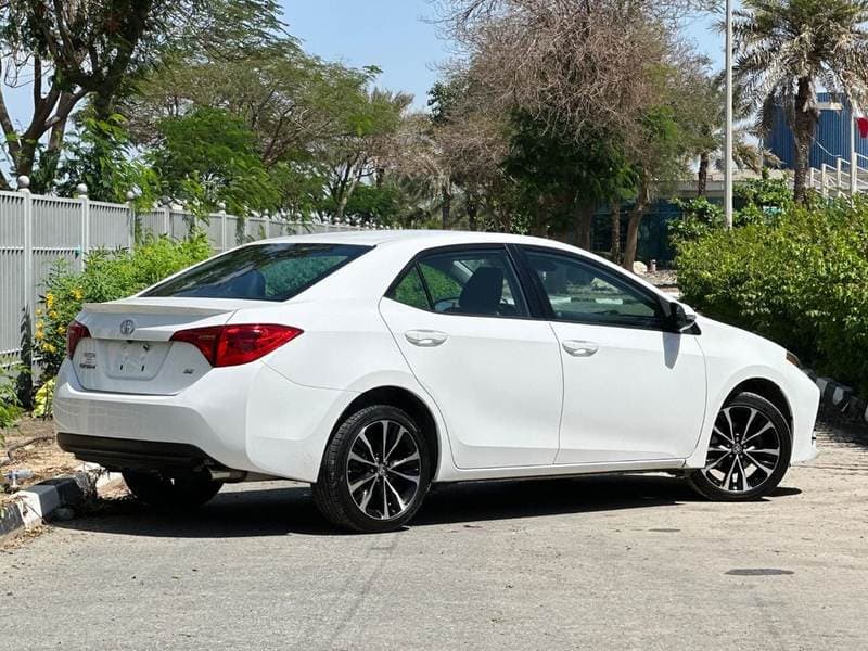 2017 Toyota Corolla thumbnail 7