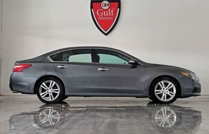 2017 Nissan Altima SL thumbnail 3