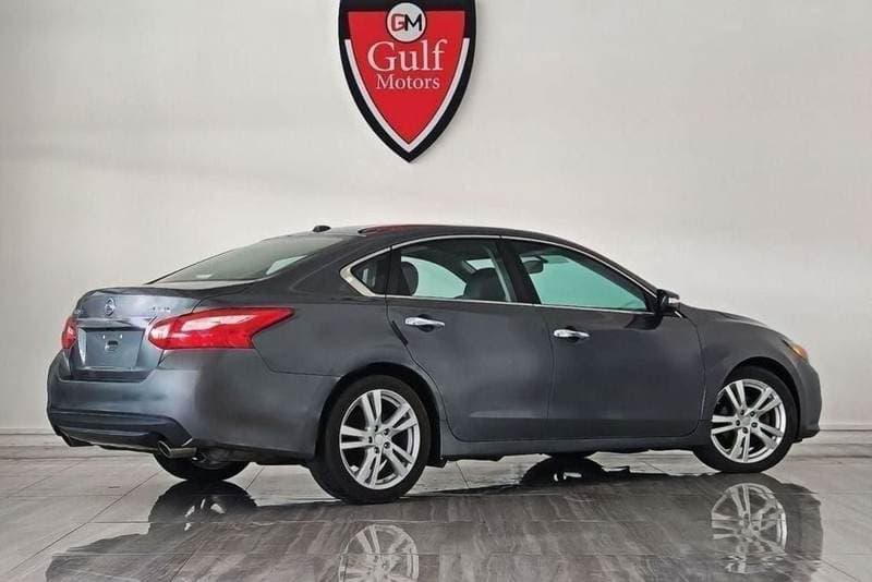 2017 Nissan Altima SL thumbnail 4