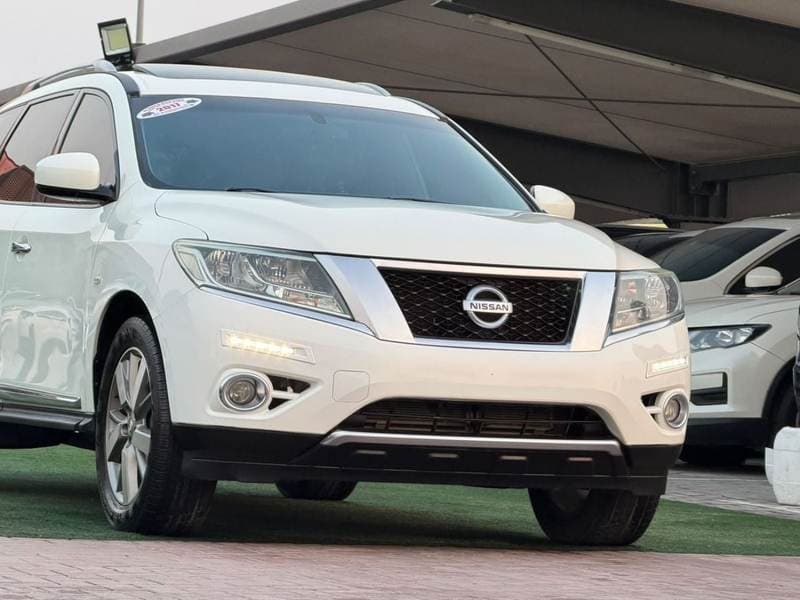 2017 Nissan Pathfinder SV thumbnail 2