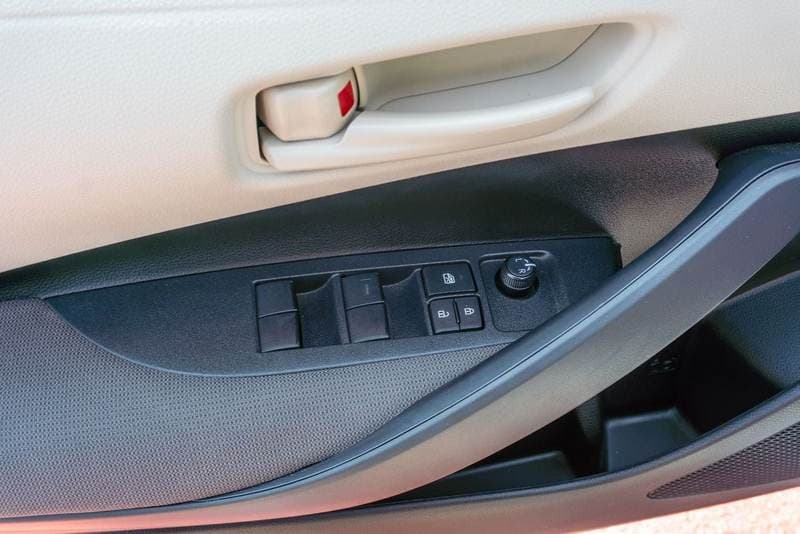 2025 Toyota Corolla XLI thumbnail 4