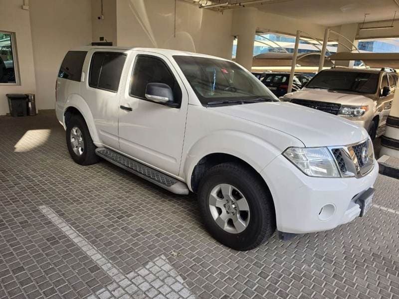 2015 Nissan Pathfinder V6 thumbnail 2