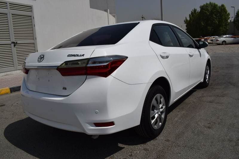 2018 Toyota Corolla SE thumbnail 4