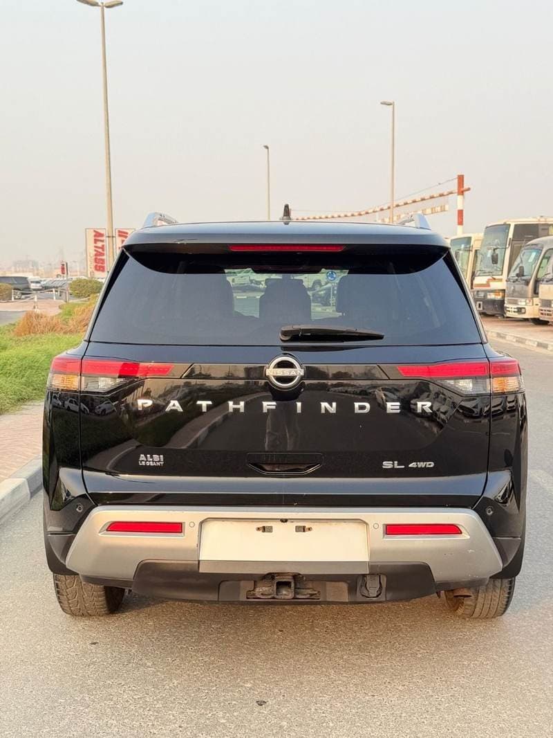 2023 Nissan Pathfinder SL thumbnail 4